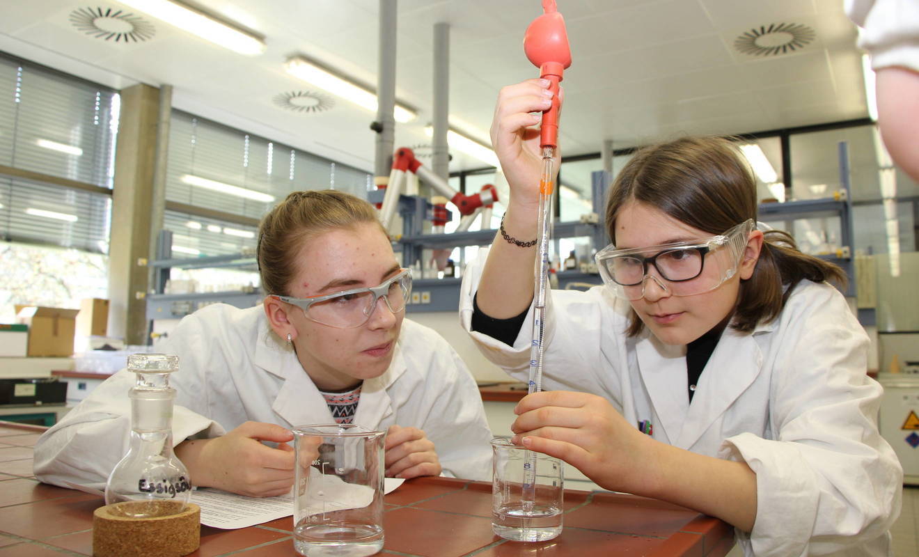 Beim Schülerwettbewerb Jugend forscht können Nachwuchswissenschaftlerinnen und -wissenschaftler ihre Forschungsprojekte präsentieren. 